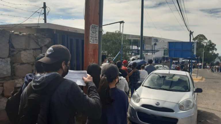 Sigue afluencia en vacunatorios