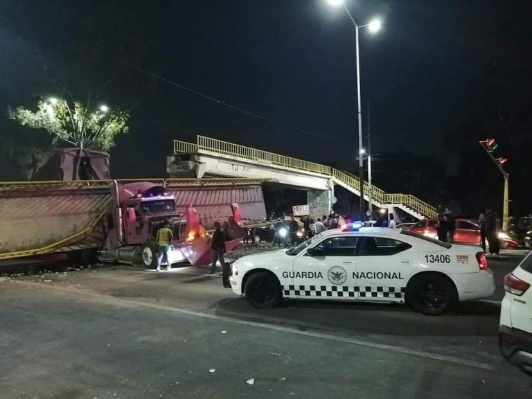 Derriba tráiler puente peatonal en Texcoco Derriba tráiler puente peatonal en Texcoco
