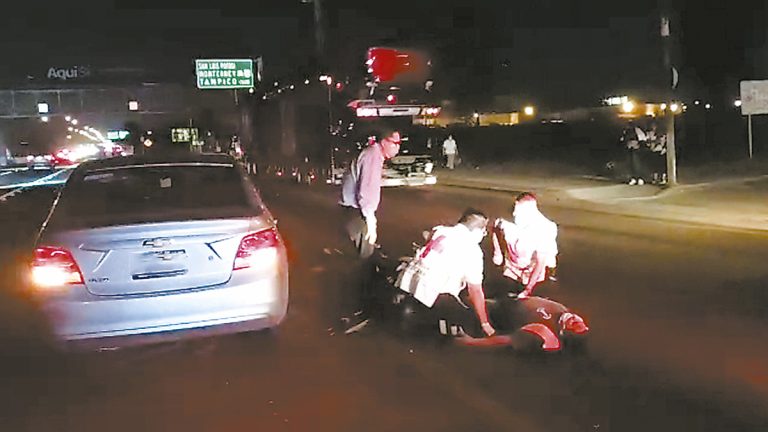 Lo arrolla auto