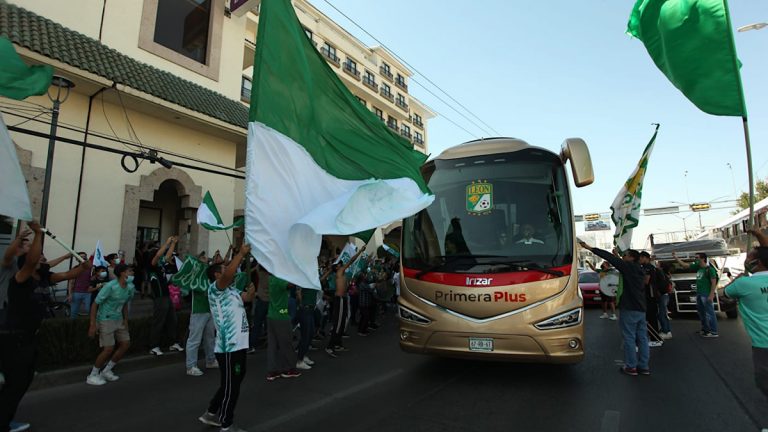 Afición despide a La Fiera