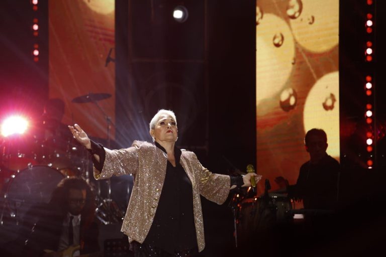 Lupita D’Alessio hace vibrar la Velaria