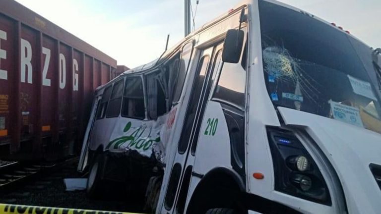 Autobús fue arrollado por tren en Rincón de Tamayo