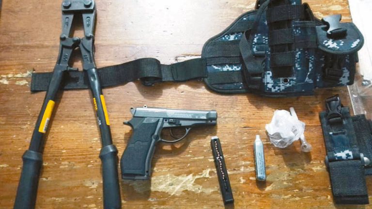 Lo detiene con dron, droga y arma