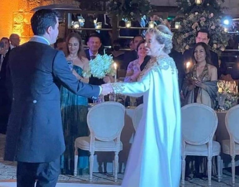 Realiza CNTE destrozos en sede de boda de Gordillo