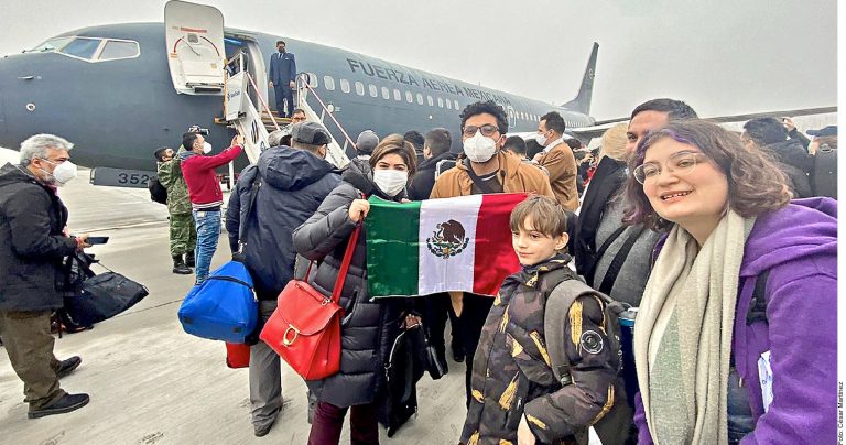Llegan mexicanos que huyeron de Ucrania a CDMX