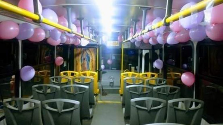 Adorna autobús para conmemorar día