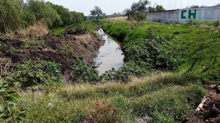 Limpian cauces de ríos y canales