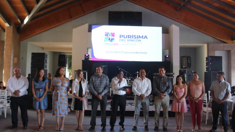Reconocen a los maestros