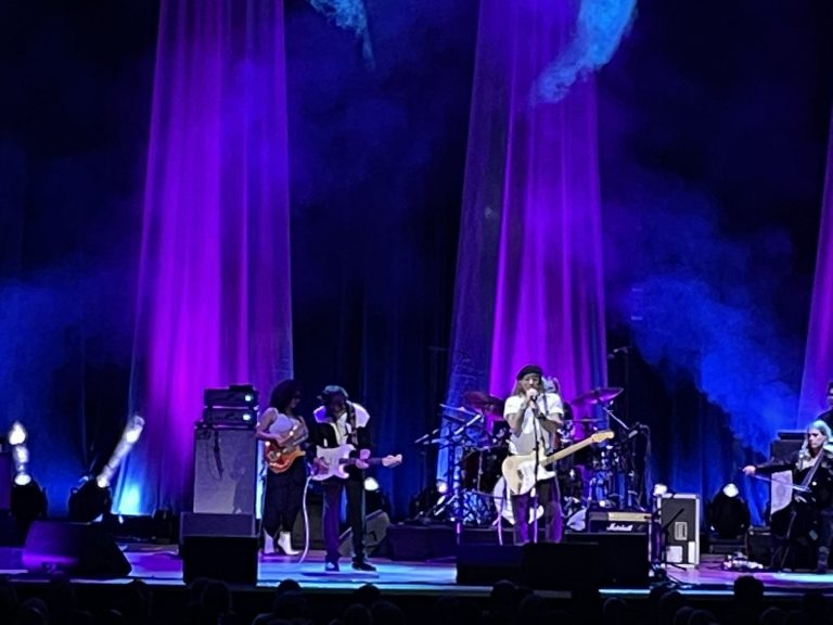 Mientras espera al jurado, Johnny Depp rockea en Londres