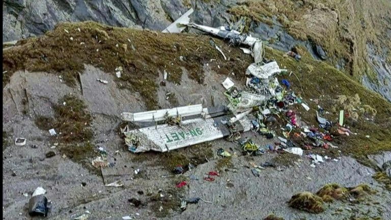 Encuentran avión de pasajeros en Nepal