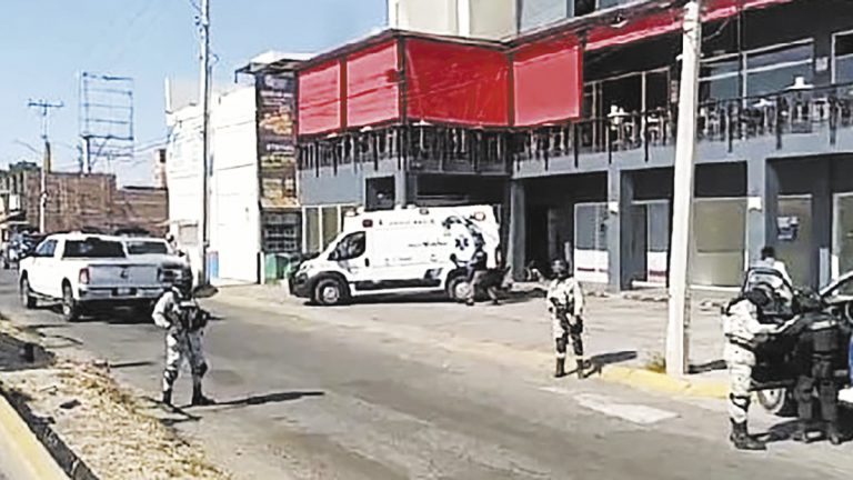 Lo balean mientras comía