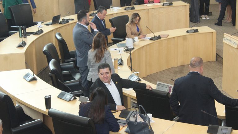 Diputados aumentan su salario