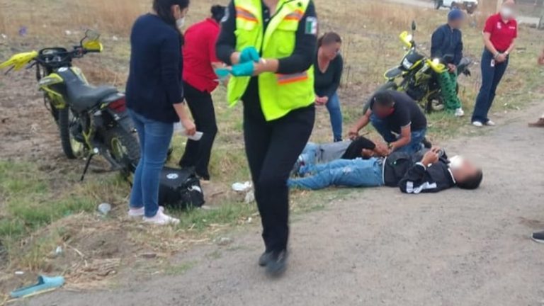 Los impacta y se da a la fuga