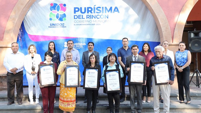 Reconocen a maestros y deportistas