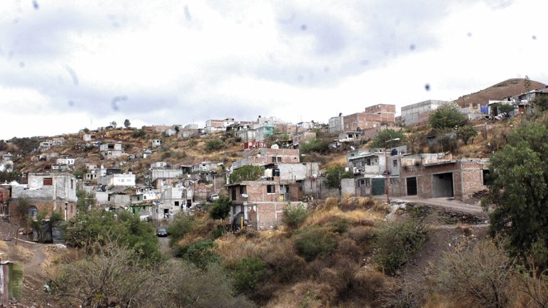 Solicitan que los regularicen para poder introducir drenaje