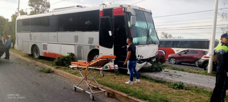 Camión se quedó sin frenos