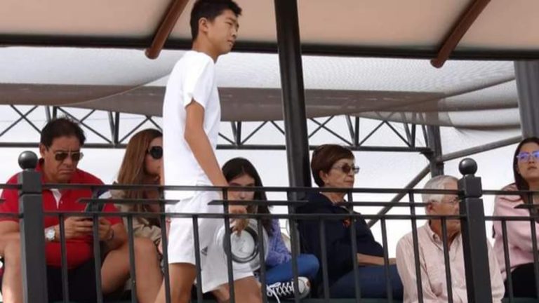 Chino Yi Zhou va por el título Chino Yi Zhou va por el título