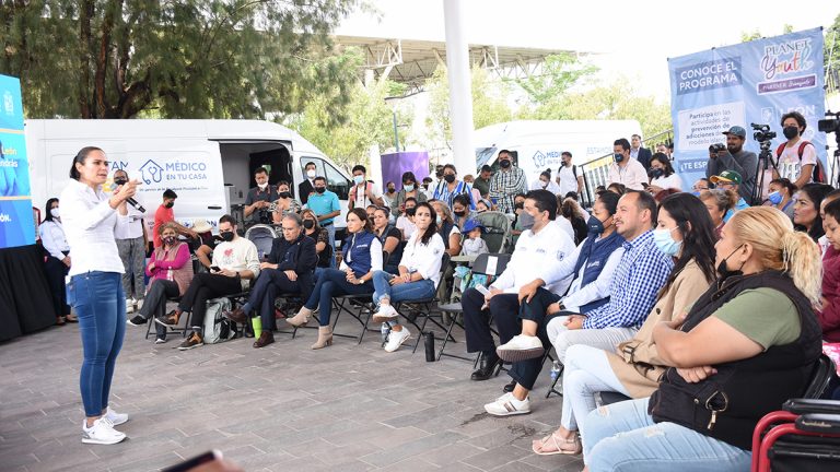 Llevan más médicos a casa