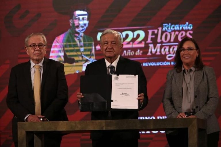 Cambia AMLO horario para volver ‘al reloj de Dios’
