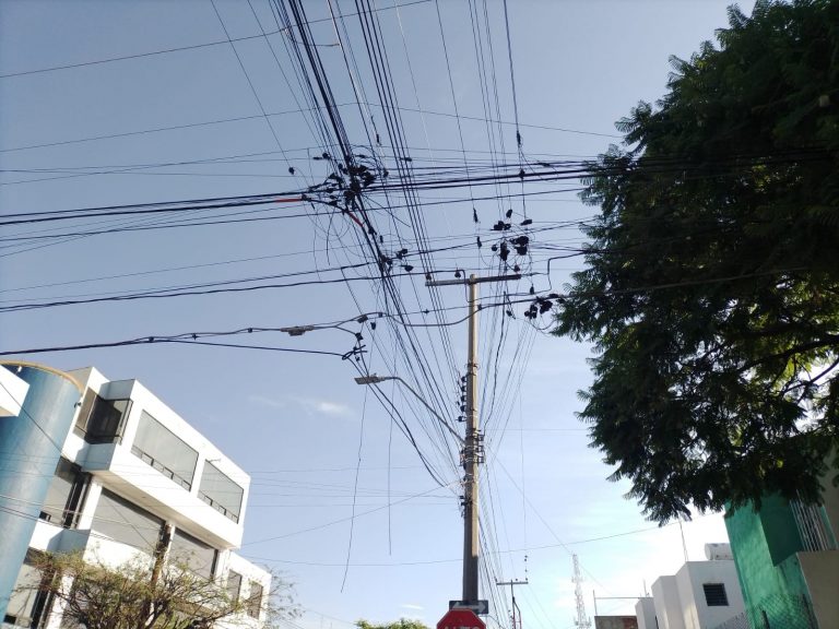 Vecinos se quejan por ineptitud de CFE