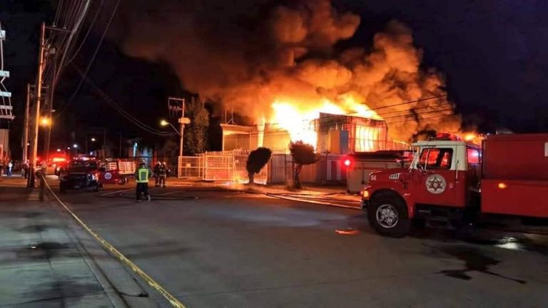 Arde fábrica en Las Trojes