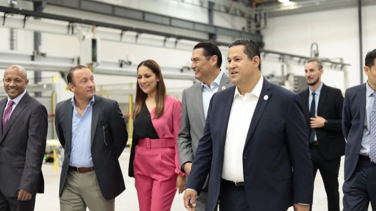 Llama a reconvertir industria automotriz