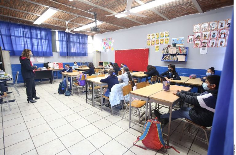 A 2 semanas de clases, lanza SEP plan anticolonialista