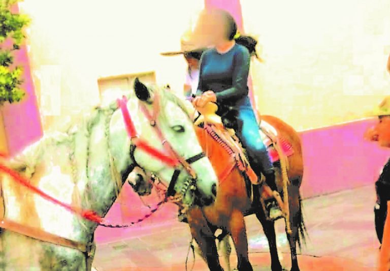 Causan molestia por invadir espacios