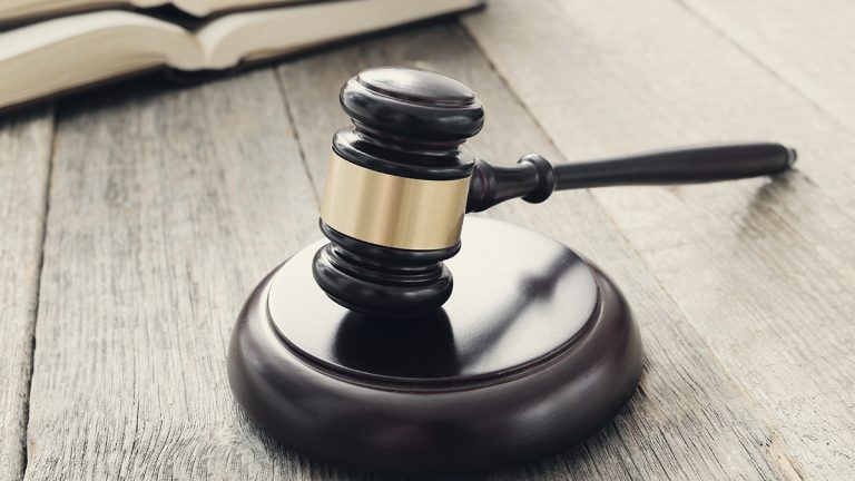 Lo vincula a proceso penal por homicidio