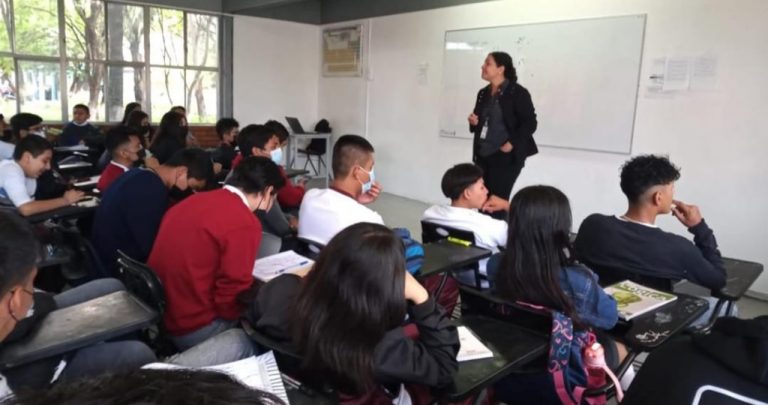 Funcionarios del DIF dan pláticas a jóvenes Funcionarios del DIF dan pláticas a jóvenes