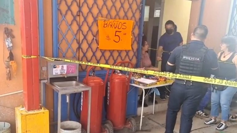 Lo abandonaron en el baño