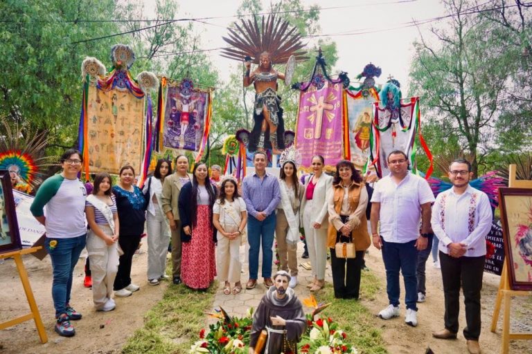 Debelan la estatua de Natividad Reyna