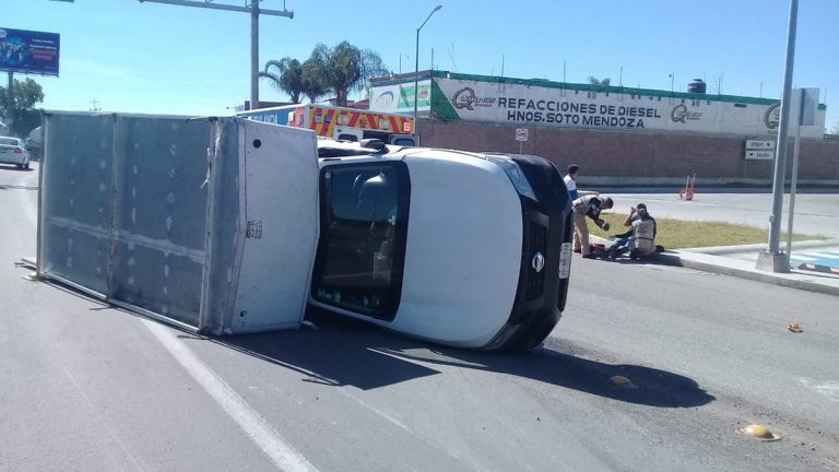 Se vuelca sobre carretera