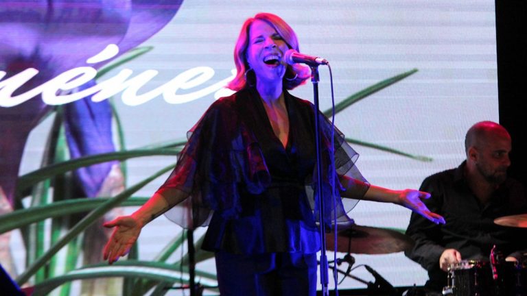 Conquista con un concierto lleno de sentimiento