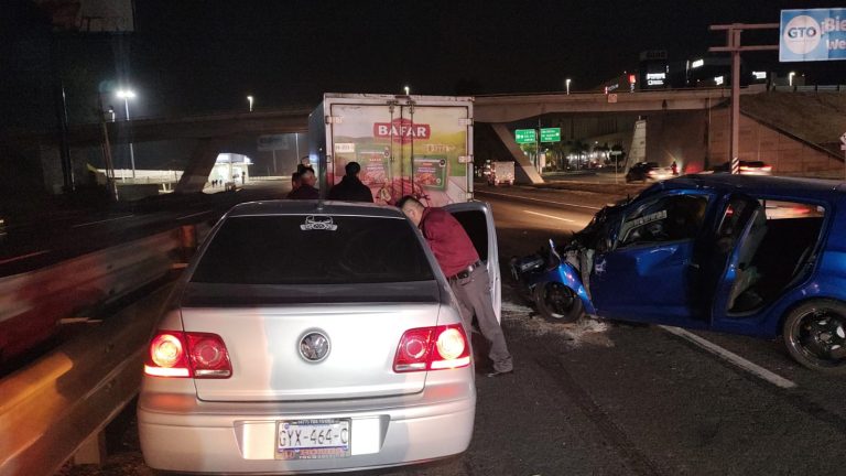 Chocan tres vehículos sobre carretera federal