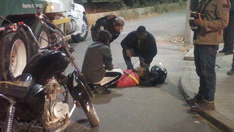 Fue embestido por un camión recolector