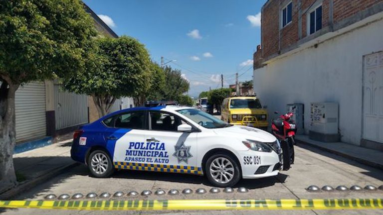 Balean a dos dentro de centro de verificación