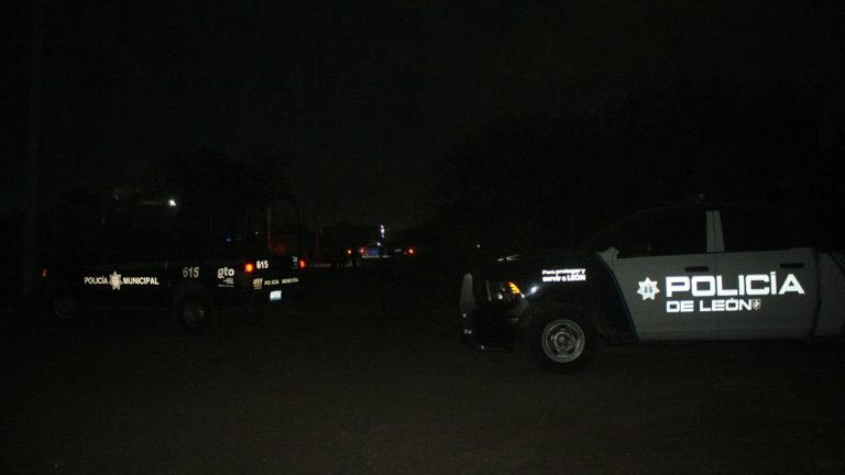 Tiran cuerpo con rasgos de tortura