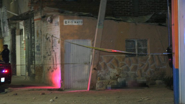 Los balean y abandonan su vehículo de huida