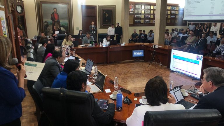Regidora señala negligencia del director de Comercio