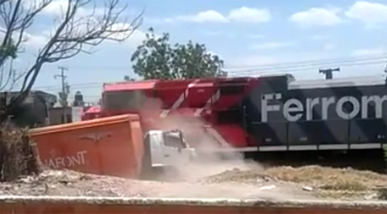 Lo sacó de las vías