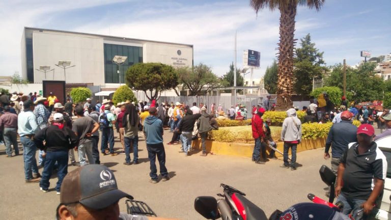 Campesinos protestaron por los cobros altos de la CFE
