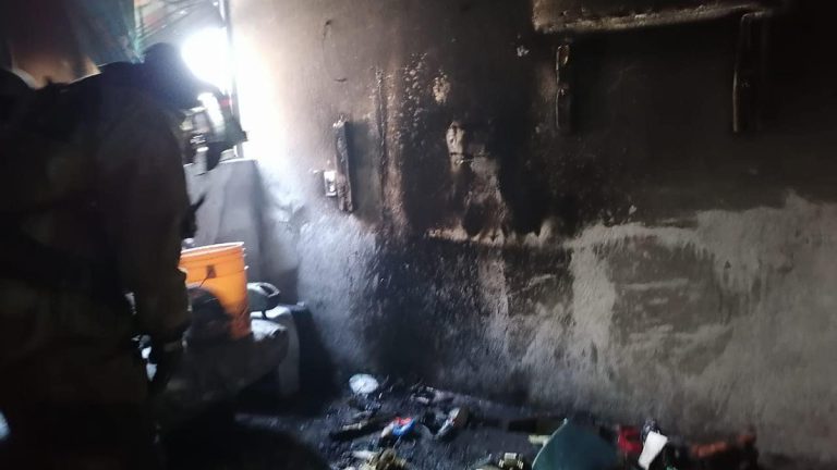 El fuego consumió el interior del hogar