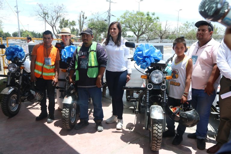 Entregan 12 motos nuevas gracias a Reconversión Comercial