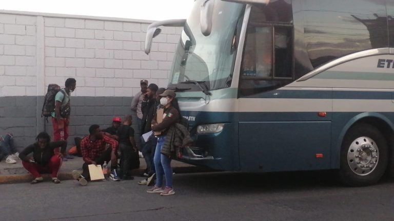 Abandonan a 36 extranjeros en la Central Camionera