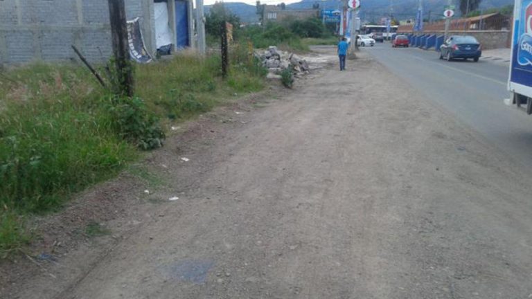 Exigen banquetas en la Avenida Santa fe