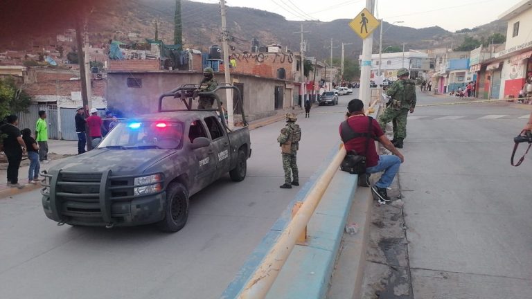 Policía herido está estable