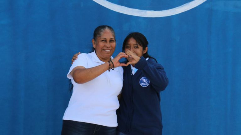 Reconocen compromiso con madres y padres Reconocen compromiso con madres y padres