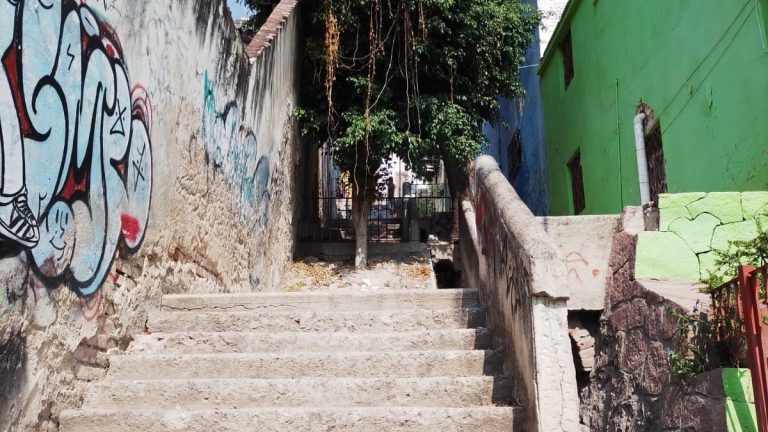 Entre callejuelas y escaleras la colonia Obrera sigue en pie