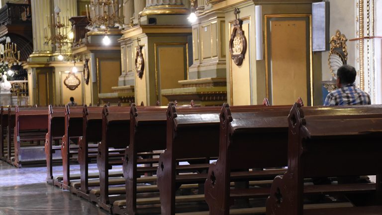 Se ha desgastado la  figura del sacerdote